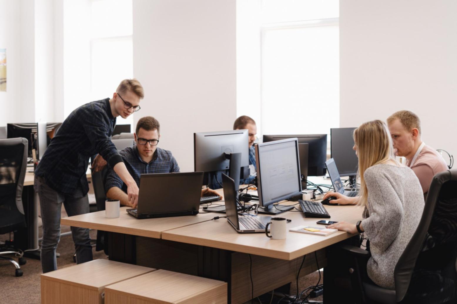 Teilnehmer des Venture Building Programms bei einer intensiven Arbeitssession